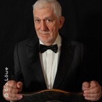 Der Ansager einer Stripteasenummer gibt nicht auf